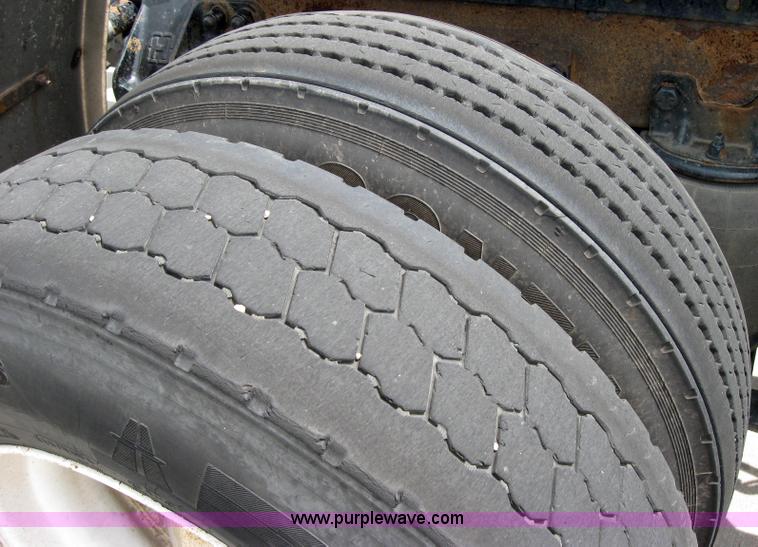 image for item 2623 2003 Kenworth Construct T600 semi truck