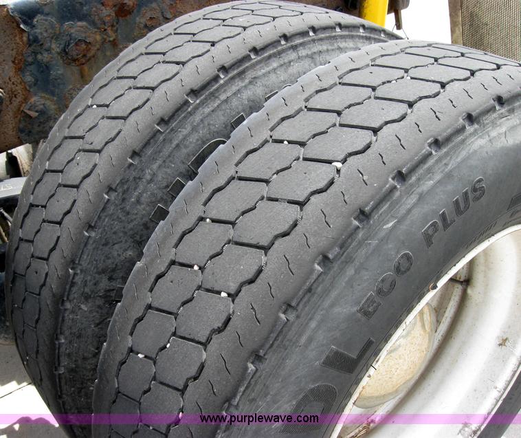 image for item 2623 2003 Kenworth Construct T600 semi truck