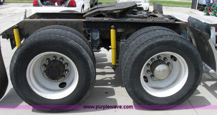 image for item 2623 2003 Kenworth Construct T600 semi truck