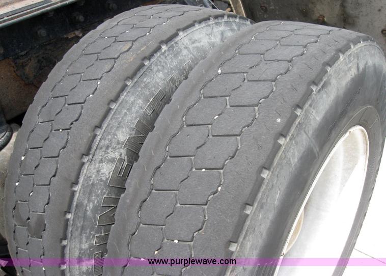 image for item 2623 2003 Kenworth Construct T600 semi truck