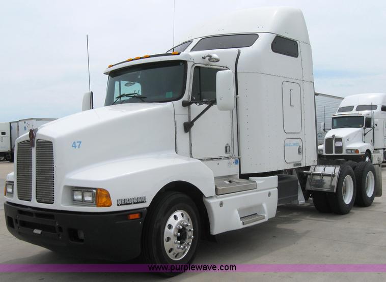 image for item 2624 2003 Kenworth Construct T600 semi truck