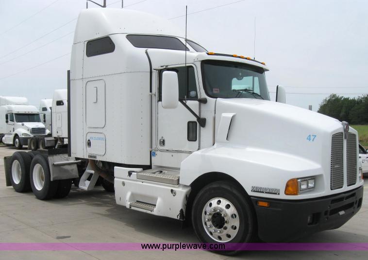 image for item 2624 2003 Kenworth Construct T600 semi truck