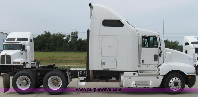 image for item 2624 2003 Kenworth Construct T600 semi truck