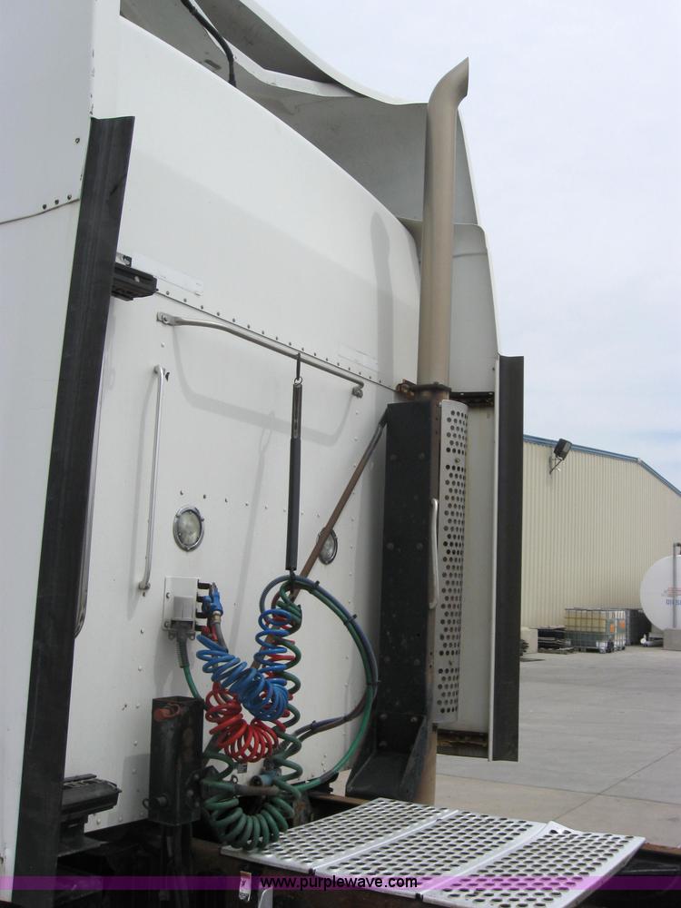 image for item 2624 2003 Kenworth Construct T600 semi truck