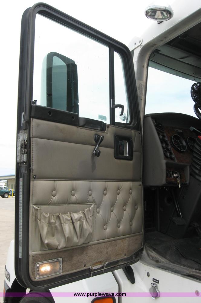 image for item 2624 2003 Kenworth Construct T600 semi truck