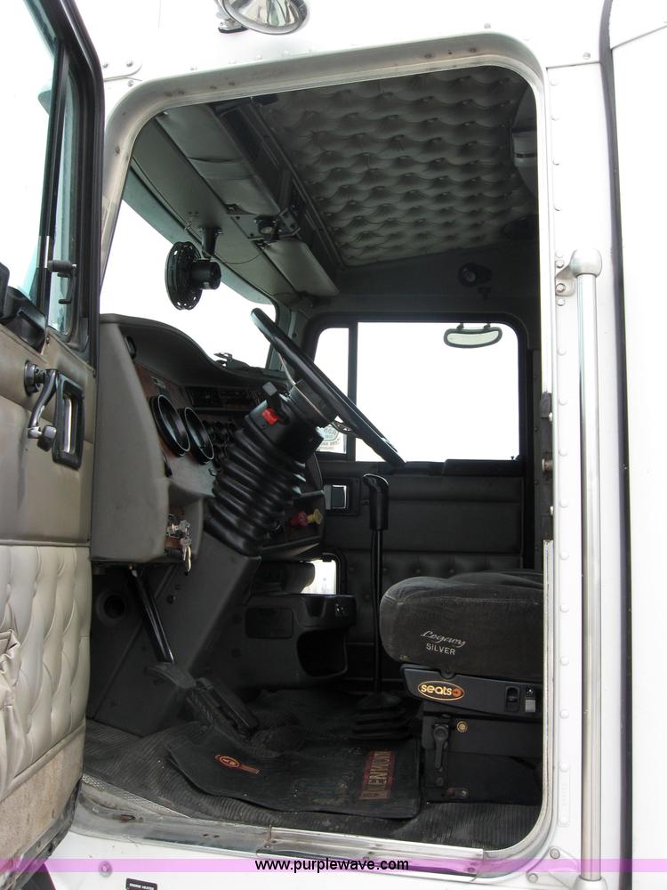 image for item 2624 2003 Kenworth Construct T600 semi truck