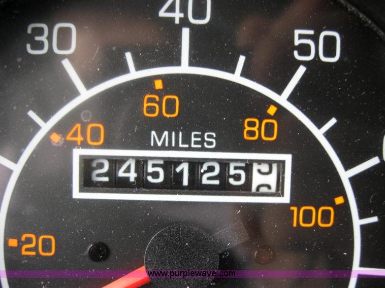 image for item 2624 2003 Kenworth Construct T600 semi truck