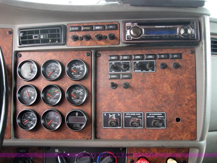 image for item 2624 2003 Kenworth Construct T600 semi truck