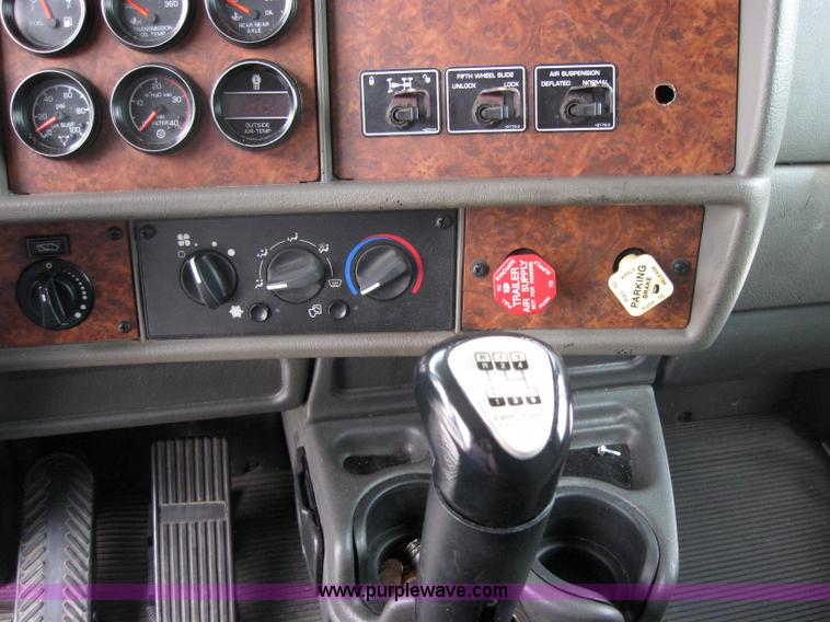 image for item 2624 2003 Kenworth Construct T600 semi truck