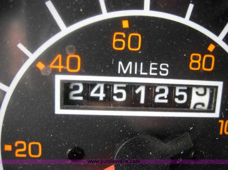 image for item 2624 2003 Kenworth Construct T600 semi truck