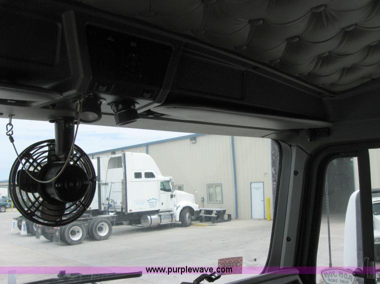 image for item 2624 2003 Kenworth Construct T600 semi truck