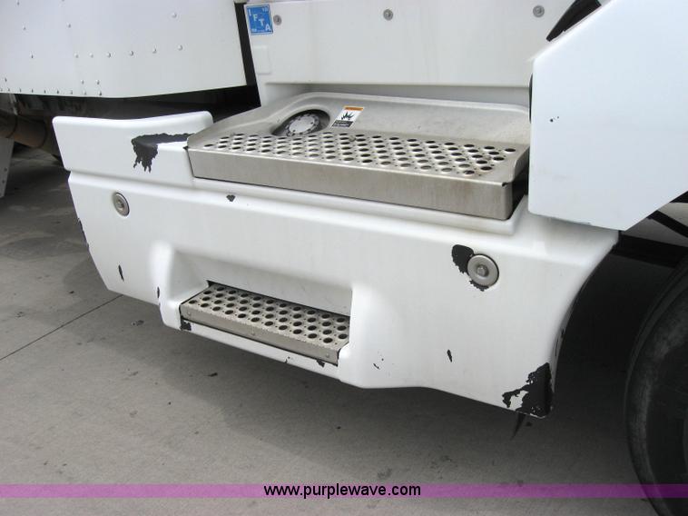 image for item 2624 2003 Kenworth Construct T600 semi truck