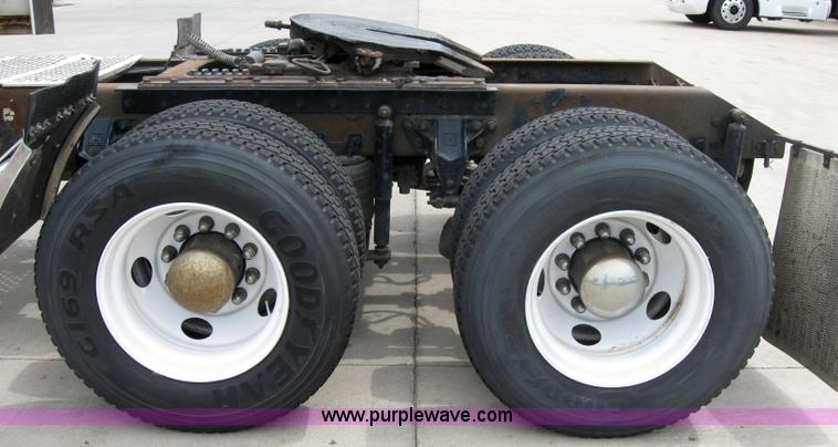 image for item 2624 2003 Kenworth Construct T600 semi truck