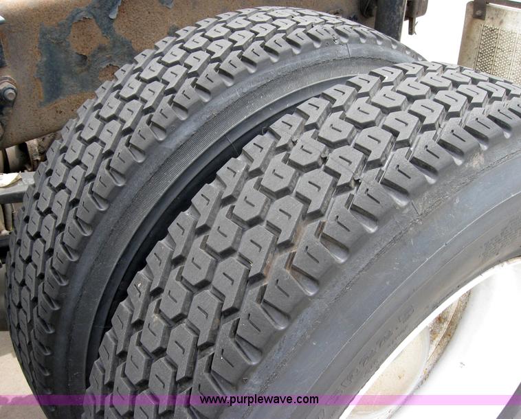 image for item 2624 2003 Kenworth Construct T600 semi truck