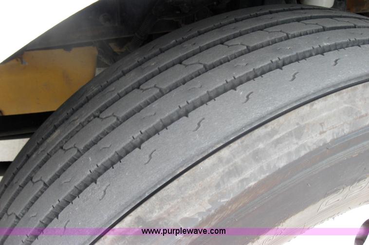 image for item 2624 2003 Kenworth Construct T600 semi truck