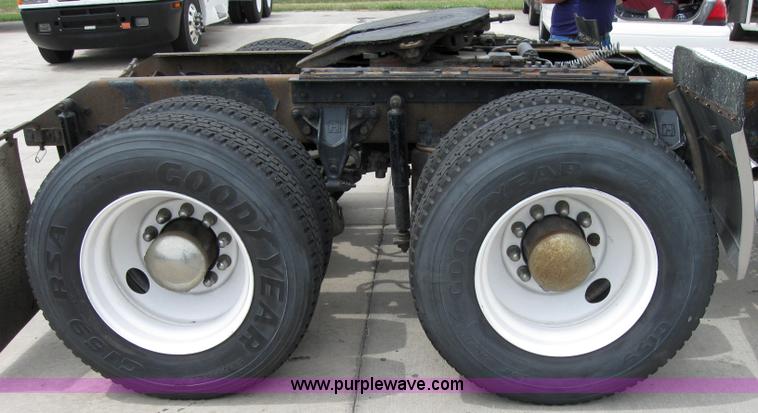 image for item 2624 2003 Kenworth Construct T600 semi truck