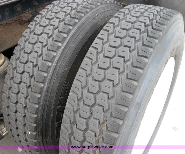 image for item 2624 2003 Kenworth Construct T600 semi truck