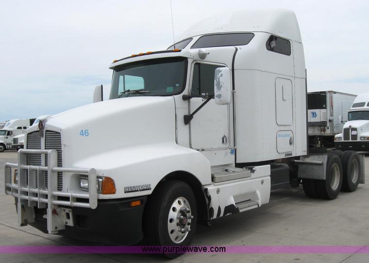 image for item 2625 2003 Kenworth Construct T600 semi truck