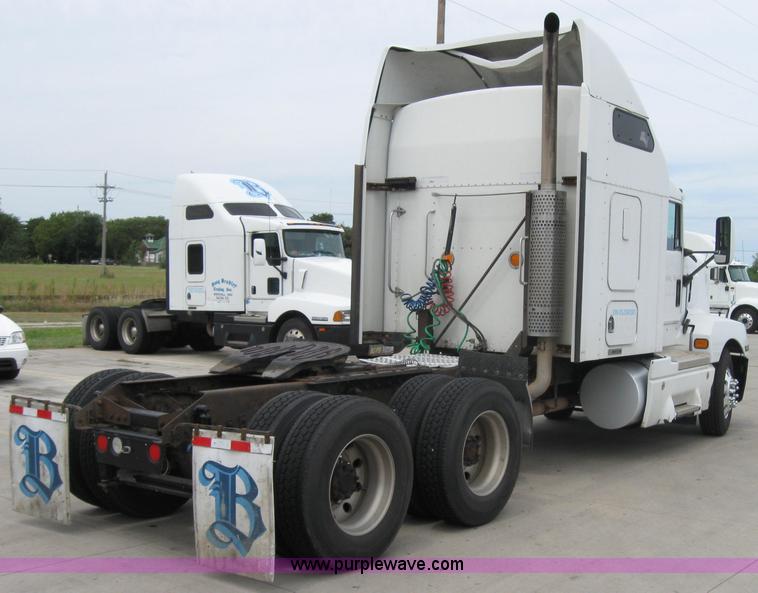 image for item 2625 2003 Kenworth Construct T600 semi truck