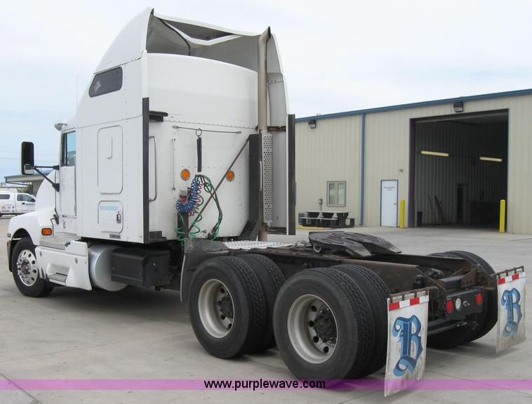 image for item 2625 2003 Kenworth Construct T600 semi truck