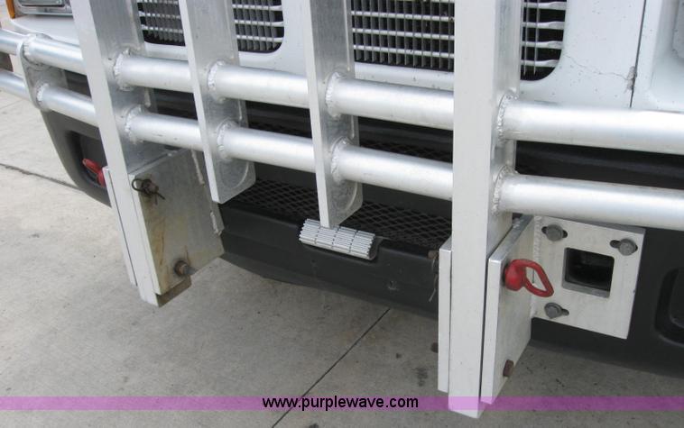 image for item 2625 2003 Kenworth Construct T600 semi truck