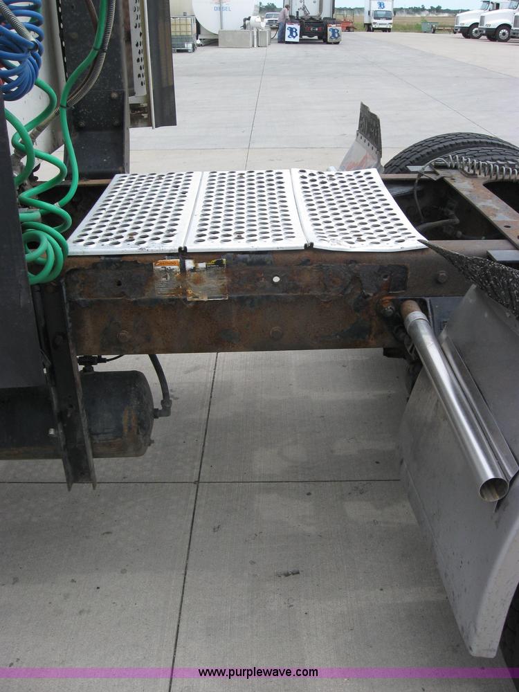 image for item 2625 2003 Kenworth Construct T600 semi truck