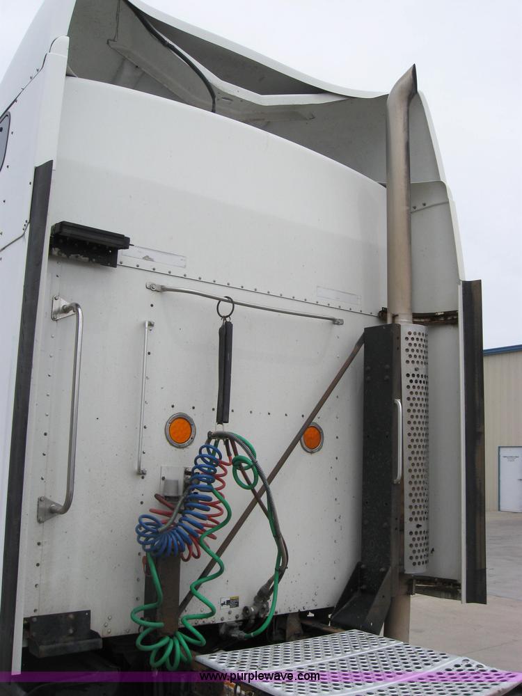 image for item 2625 2003 Kenworth Construct T600 semi truck