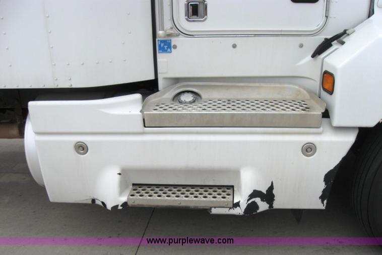 image for item 2625 2003 Kenworth Construct T600 semi truck