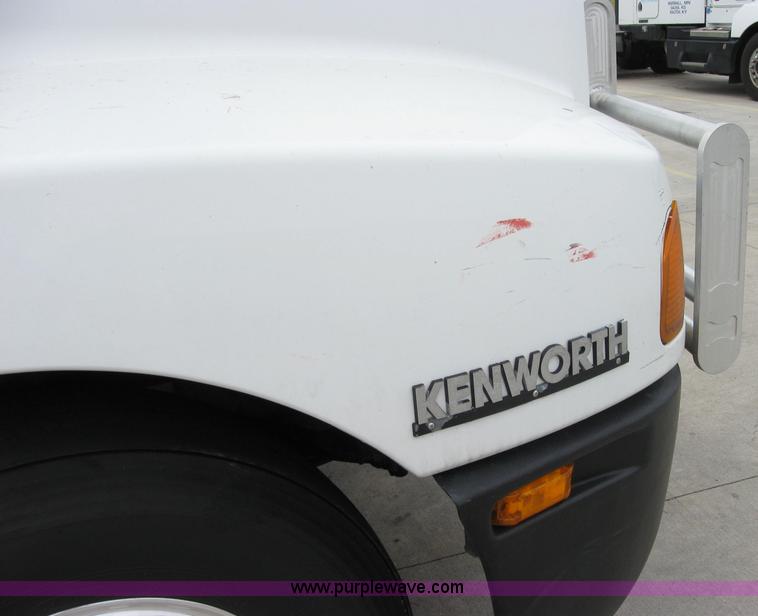 image for item 2625 2003 Kenworth Construct T600 semi truck