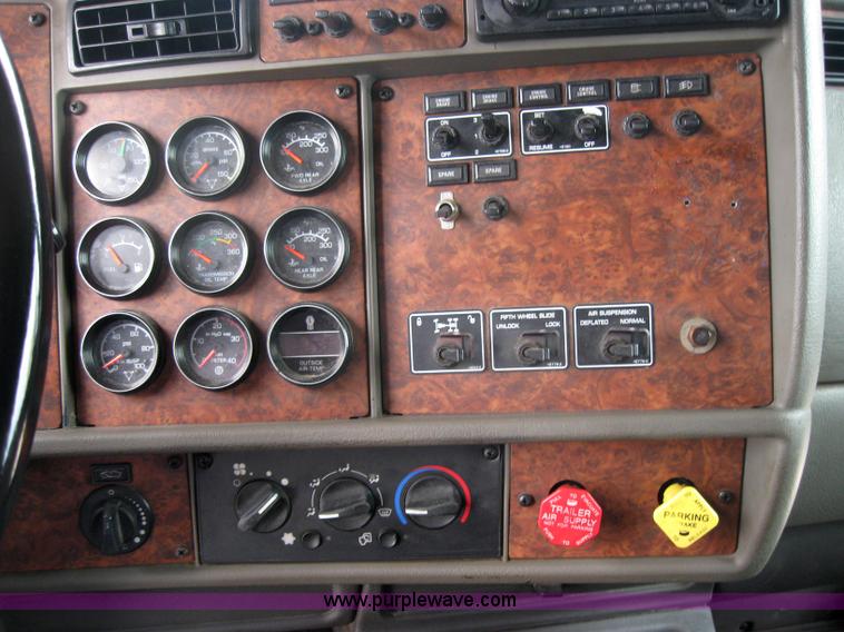 image for item 2625 2003 Kenworth Construct T600 semi truck