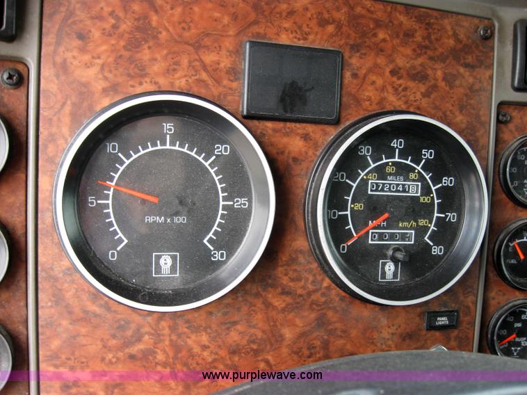 image for item 2625 2003 Kenworth Construct T600 semi truck