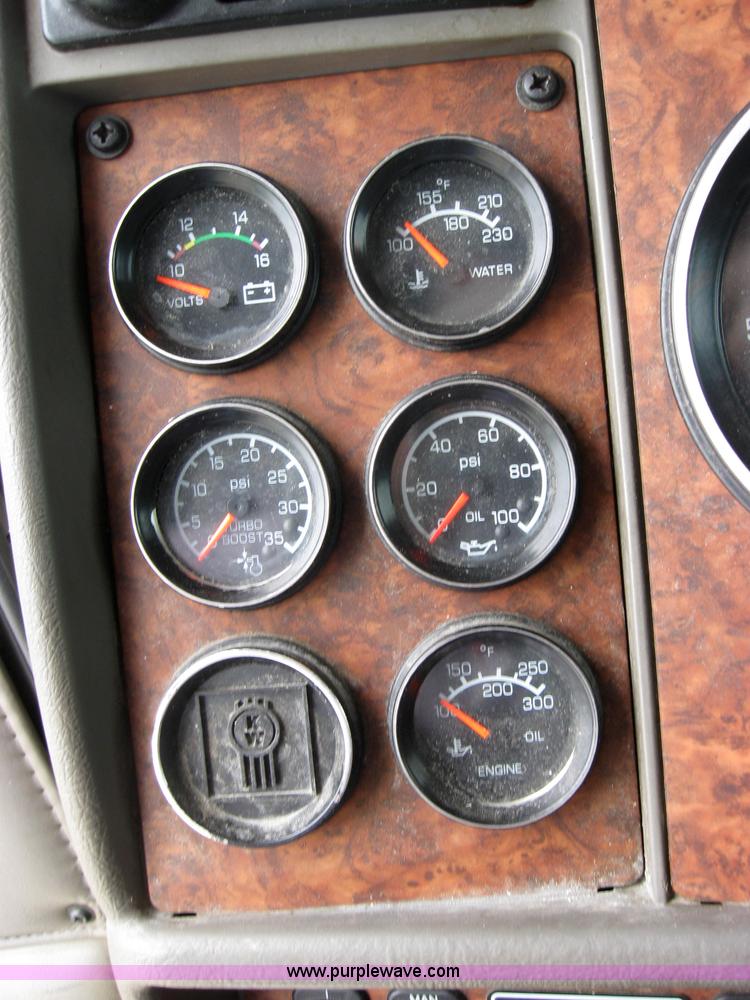 image for item 2625 2003 Kenworth Construct T600 semi truck