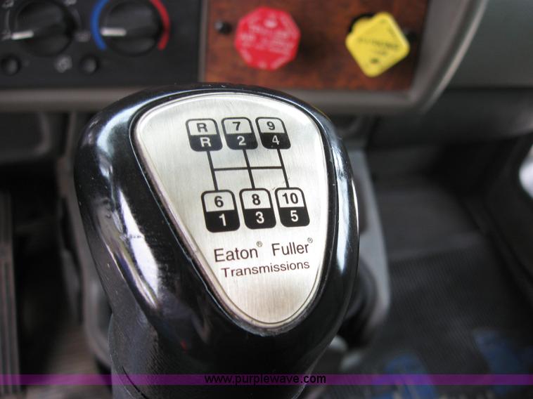 image for item 2625 2003 Kenworth Construct T600 semi truck