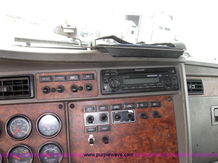 image for item 2625 2003 Kenworth Construct T600 semi truck