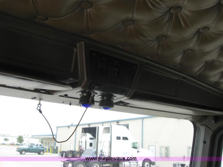 image for item 2625 2003 Kenworth Construct T600 semi truck