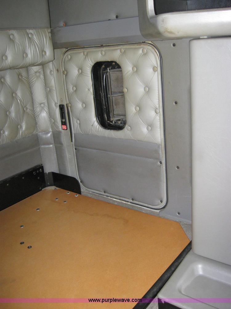 image for item 2625 2003 Kenworth Construct T600 semi truck