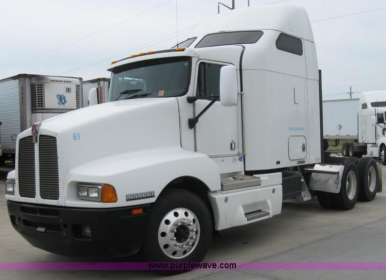 image for item 2626 2005 Kenworth Construct T600 semi truck