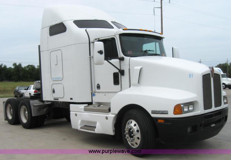 image for item 2626 2005 Kenworth Construct T600 semi truck