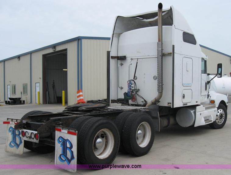 image for item 2626 2005 Kenworth Construct T600 semi truck