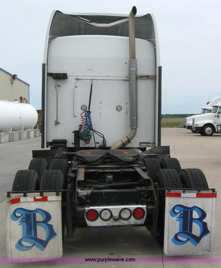 image for item 2626 2005 Kenworth Construct T600 semi truck