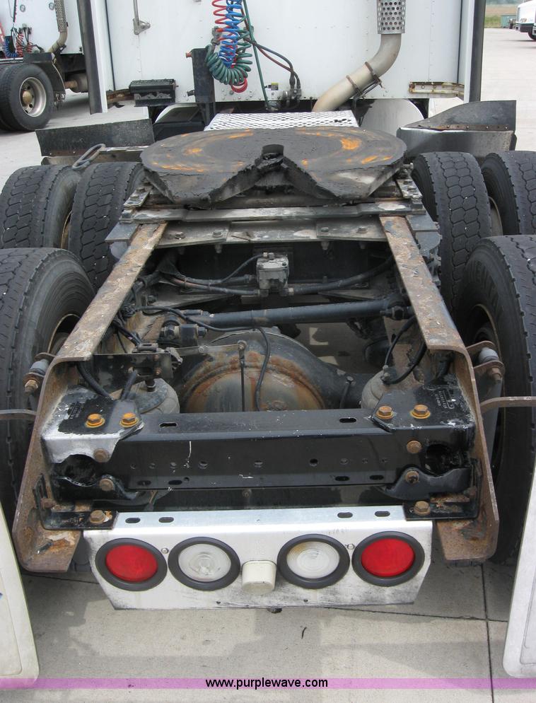 image for item 2626 2005 Kenworth Construct T600 semi truck