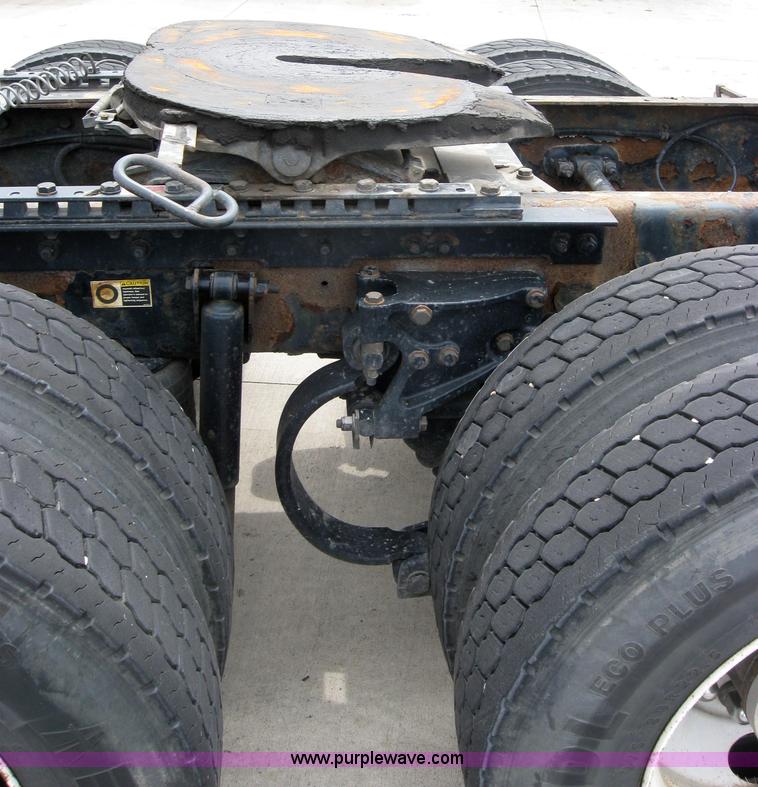 image for item 2626 2005 Kenworth Construct T600 semi truck