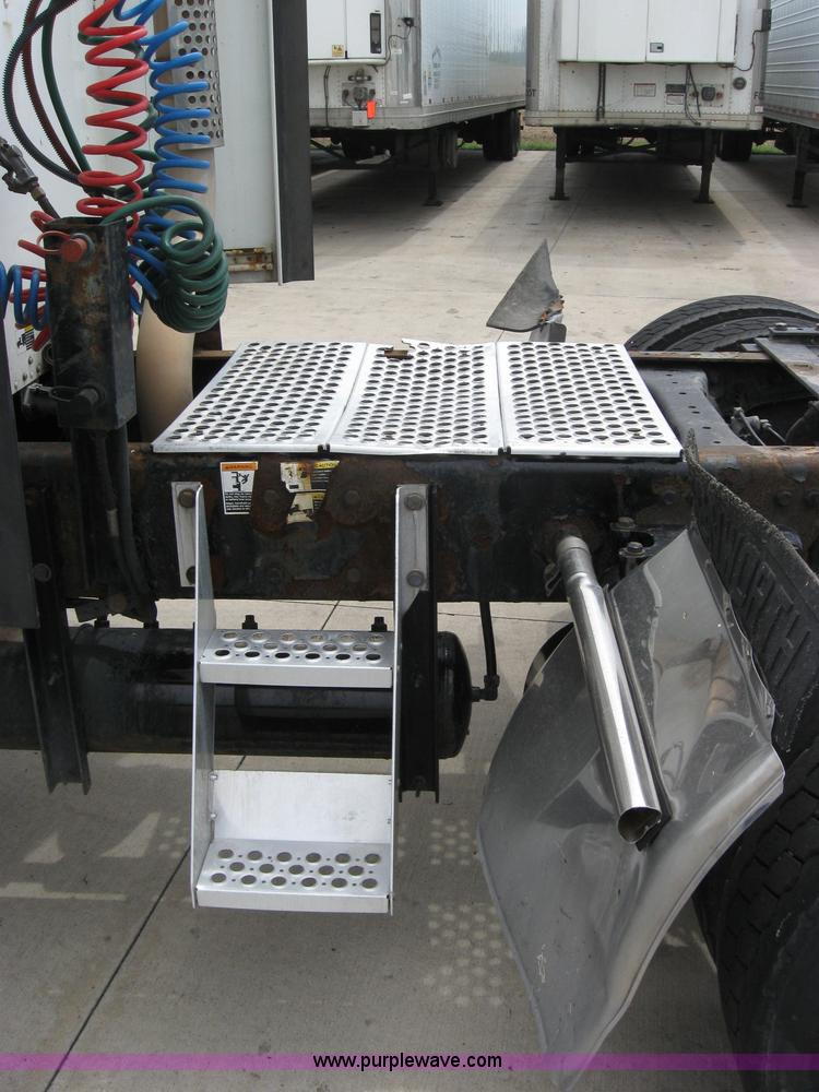 image for item 2626 2005 Kenworth Construct T600 semi truck