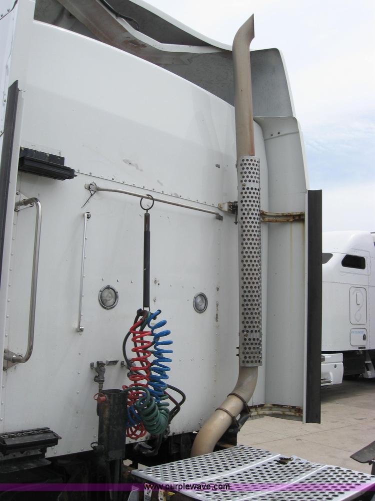 image for item 2626 2005 Kenworth Construct T600 semi truck