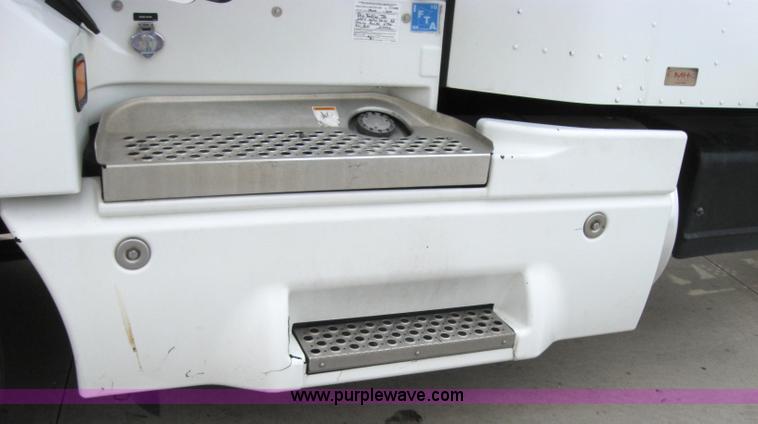 image for item 2626 2005 Kenworth Construct T600 semi truck