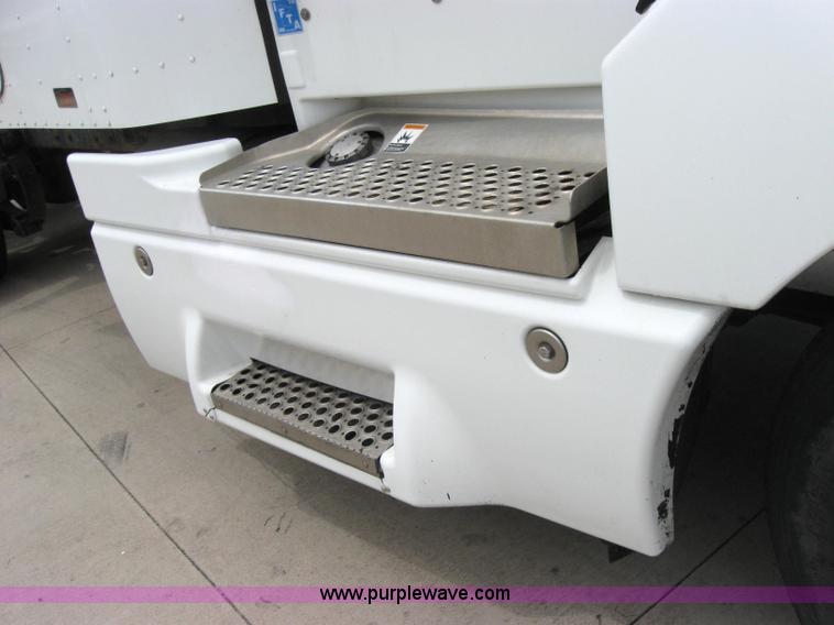 image for item 2626 2005 Kenworth Construct T600 semi truck