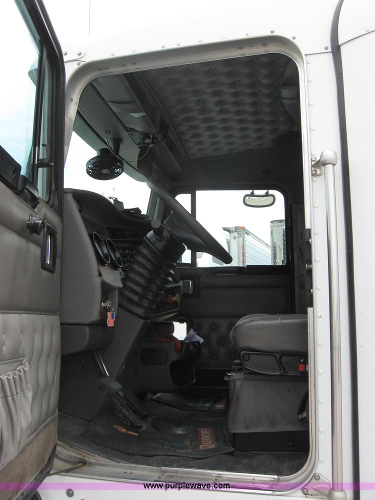 image for item 2626 2005 Kenworth Construct T600 semi truck