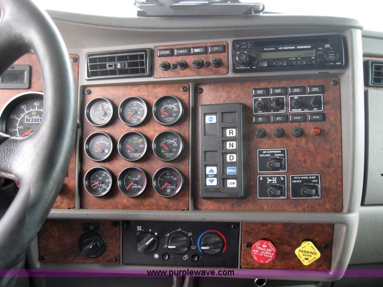 image for item 2626 2005 Kenworth Construct T600 semi truck