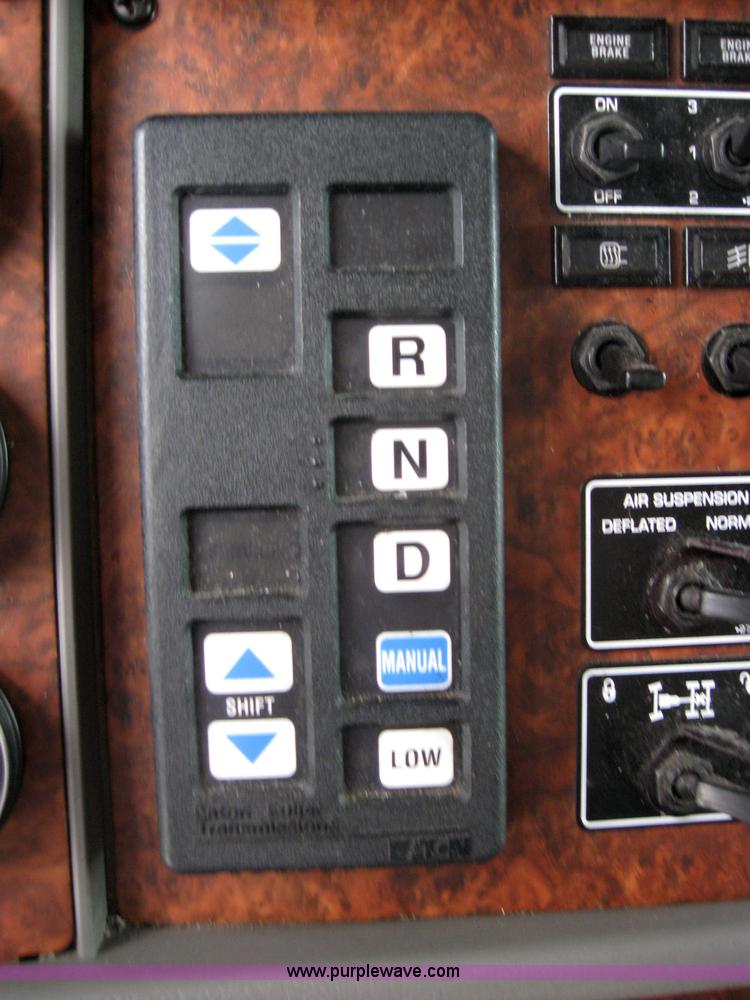 image for item 2626 2005 Kenworth Construct T600 semi truck