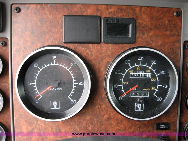 image for item 2626 2005 Kenworth Construct T600 semi truck